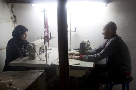 Une femme et un homme dans un atelier de couture marocain